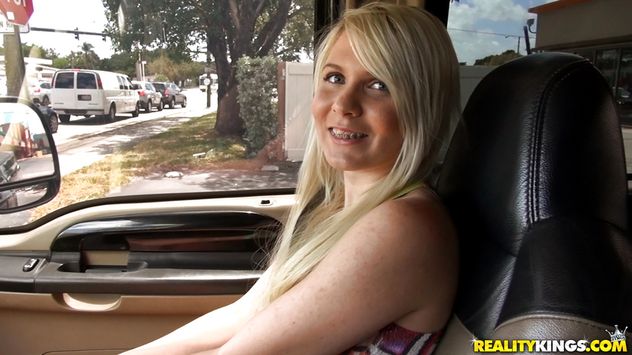 Похотливая блондинка делает минет в машине