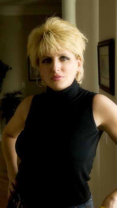На частном порно фото в hd блондинка с короткой стрижкой с обнаженными сиськами сосет толстый хер