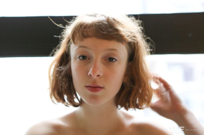 Симпатичная молодая девка Sondrine своеобразно мастурбирует свою волосатую киску hd порно фото