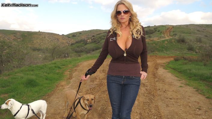 Зрелая дамочка выгуливает собак и не может, чтобы не сфоткать свои классные сисечки порно фото hd