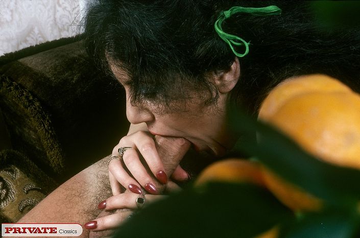 Порно фото из 80-х голая девушка языком облизывает залупу и тащится от удовольствия