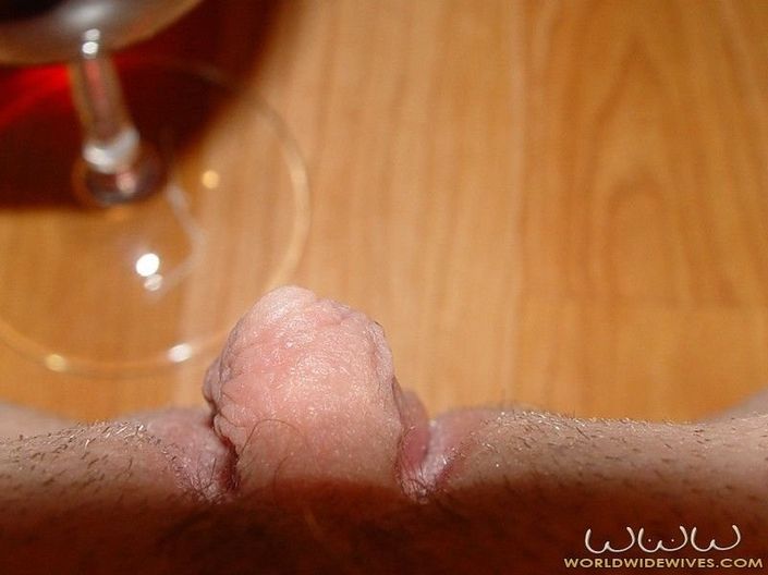 Пьяная брюнетка сексуально позирует голой пиздой с бокалом вина призывая устроить еблю