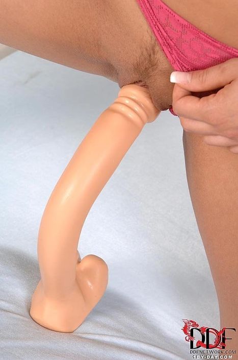 Красивая малышка с большой секс игрушкой проводит время за мастурбацией