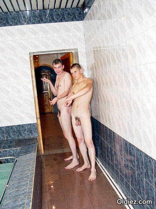 Две похотливые шлюшки в бане сосут хуи у мужиков