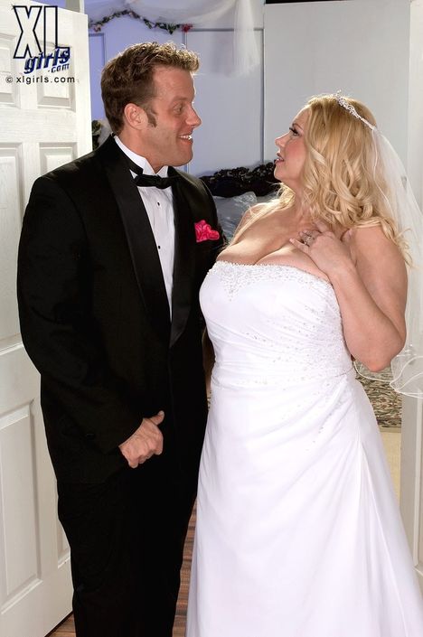 Жених поебывает толстенькую невесту в нарядном белом платье