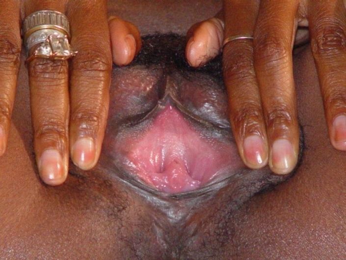Длинноногая сучка с темной кожей расширяет черную пизду руками порно фото