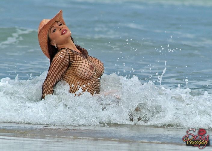 Сексуальная дама в сетчатом боди и шляпе отстрачивает у парня толстый хер на пляже