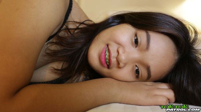 Симпатичная азиатская девушка после сна сосет хуй и ебется раком