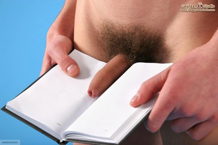 Молодой гей позирует с голым висячим хуем на порно фото