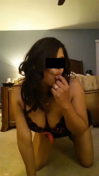 Жена в сексуальном интимном белье позирует и сосет хуй на домашнем порно