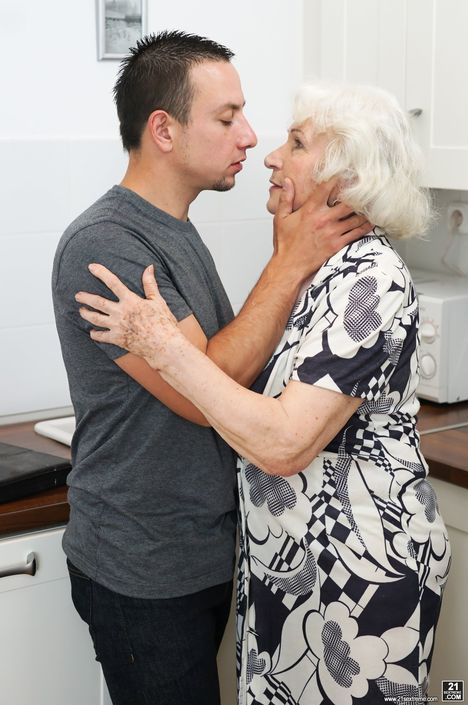 Страстный молодой внучок обожает ебать бабушку в морщинистую пизду
