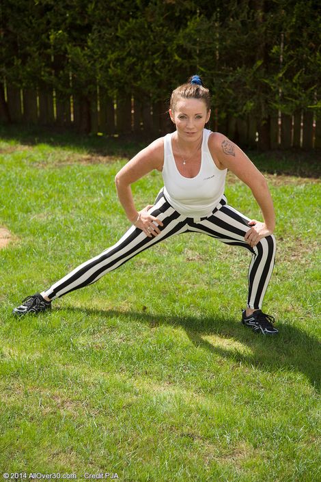 Спортивная зрелая мамочка Marlyn поддерживает форму упражнениями и позирует голой порно фото