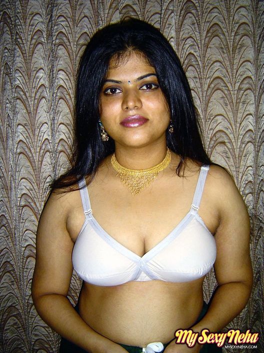 На частном порно фото импозантная индианка оголяет свои сиськи с большими сосками