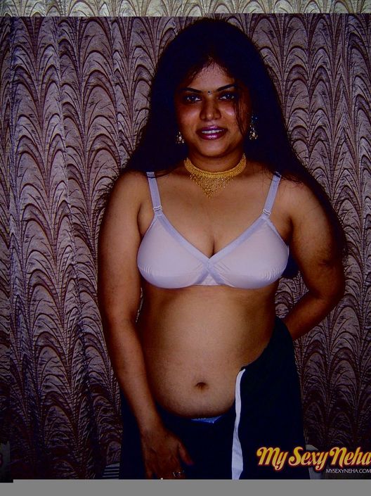 На частном порно фото импозантная индианка оголяет свои сиськи с большими сосками