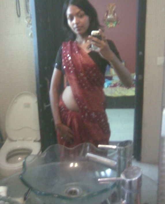 Симпатичная молодая индианка снимает себя с голыми сиськами и пиздой на камеру мобильного телефона