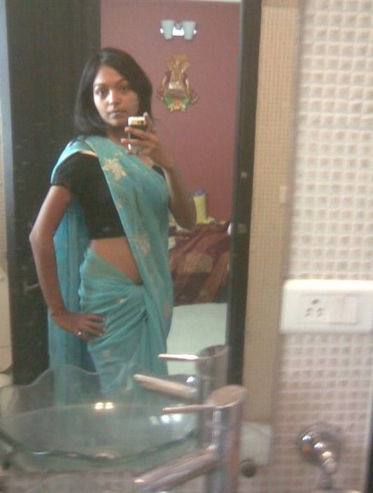 Симпатичная молодая индианка снимает себя с голыми сиськами и пиздой на камеру мобильного телефона
