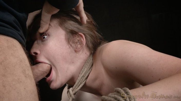 Девушка с кляпом во рту и связанными руками получает удовольствие от унижение и грязного секса бдсм