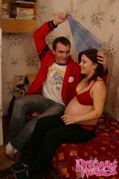 Муж целует сисечки и большой живот беременной и дает пососать толстый болт
