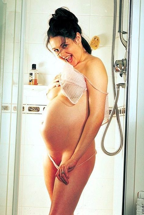 Беременная девка зашла в душ и головкой распылителя моет пизду и маленькие сиськи