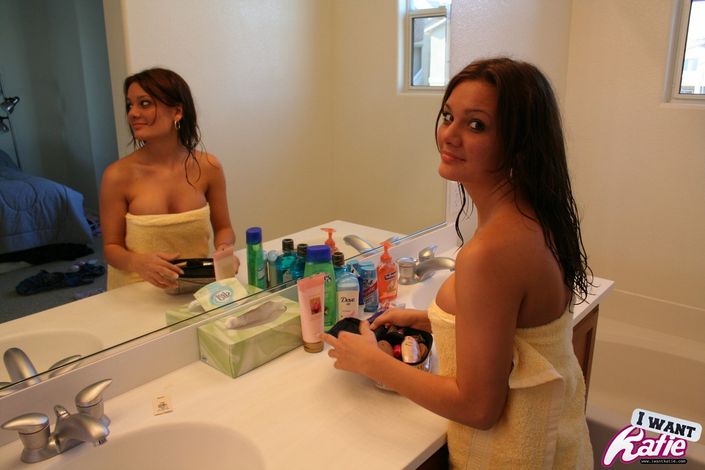 Мокрая мамаша после утреннего туалета наводит макияж порно фото с голыми онлайн