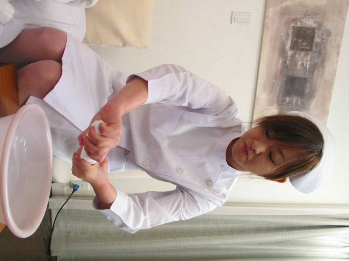 Маленькая медсестра с тугими сиськами порется в волосатую письку