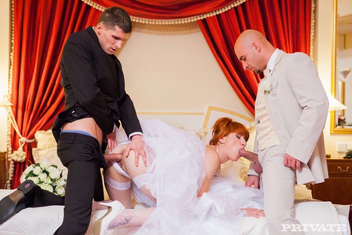 Жених с пьяным другом трахают невесту в комнате мжм