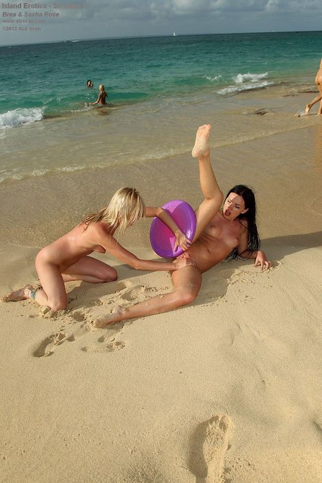 Сочные загорелые лесбиянки занимаются сексом на пляже