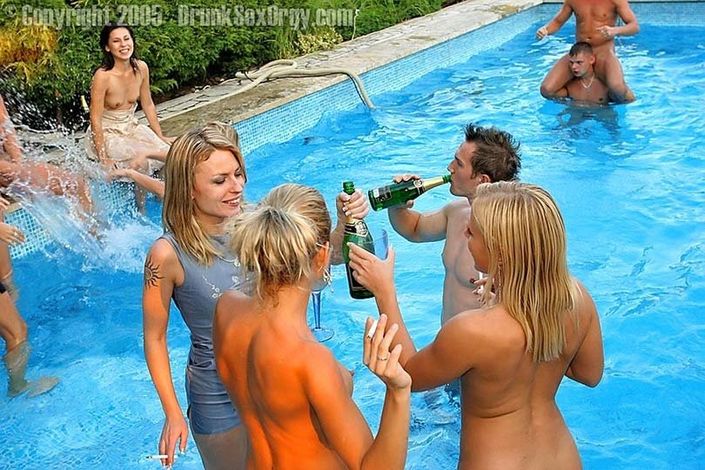 Безумная оргия возле бассейна на пьяной вечеринке