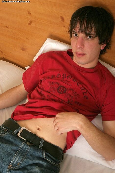 Молодой парень после учебы дрочит хуй на кровати