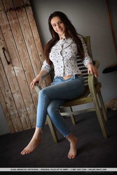 Молоденькая телка Alisa Amore с голой пиздой на деревянном стуле порно фото онлайн