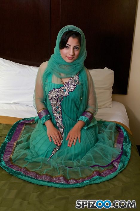 Индийская мамочка Nadia Ali с красивой пиздой и тугой попкой сосет хуй и трахается XXX порно фото