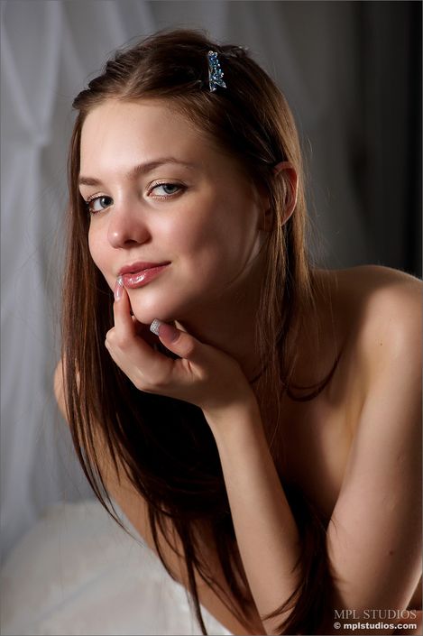 Photo porn с голой молодой девушкой с красивой писечкой и маленькими сиськами XXX порно фото