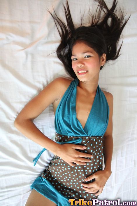 Голая азиатка с маленькой грудью и торчащими сосками на ххх порно фото
